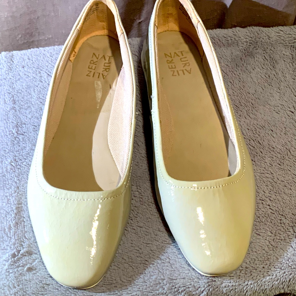 Naturalizer size 9W Alya taupe patent leather flats